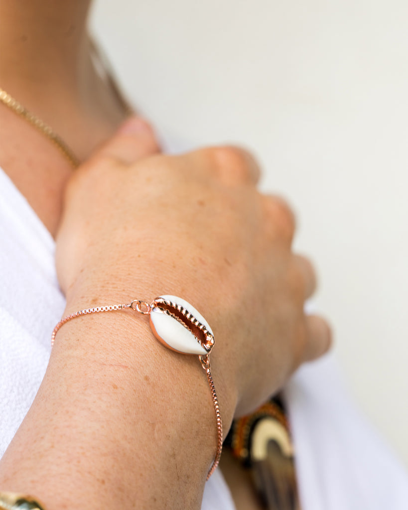 Miz Casa & Co Cowrie Shell Simple Bracelet Rose Gold White